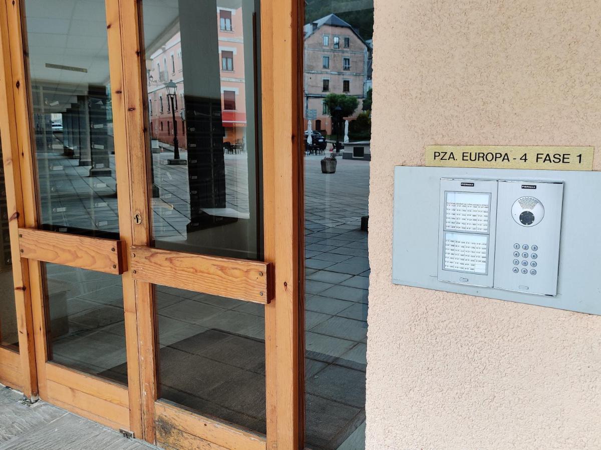 VUT Leo Pixel Canfranc Estación Exterior foto