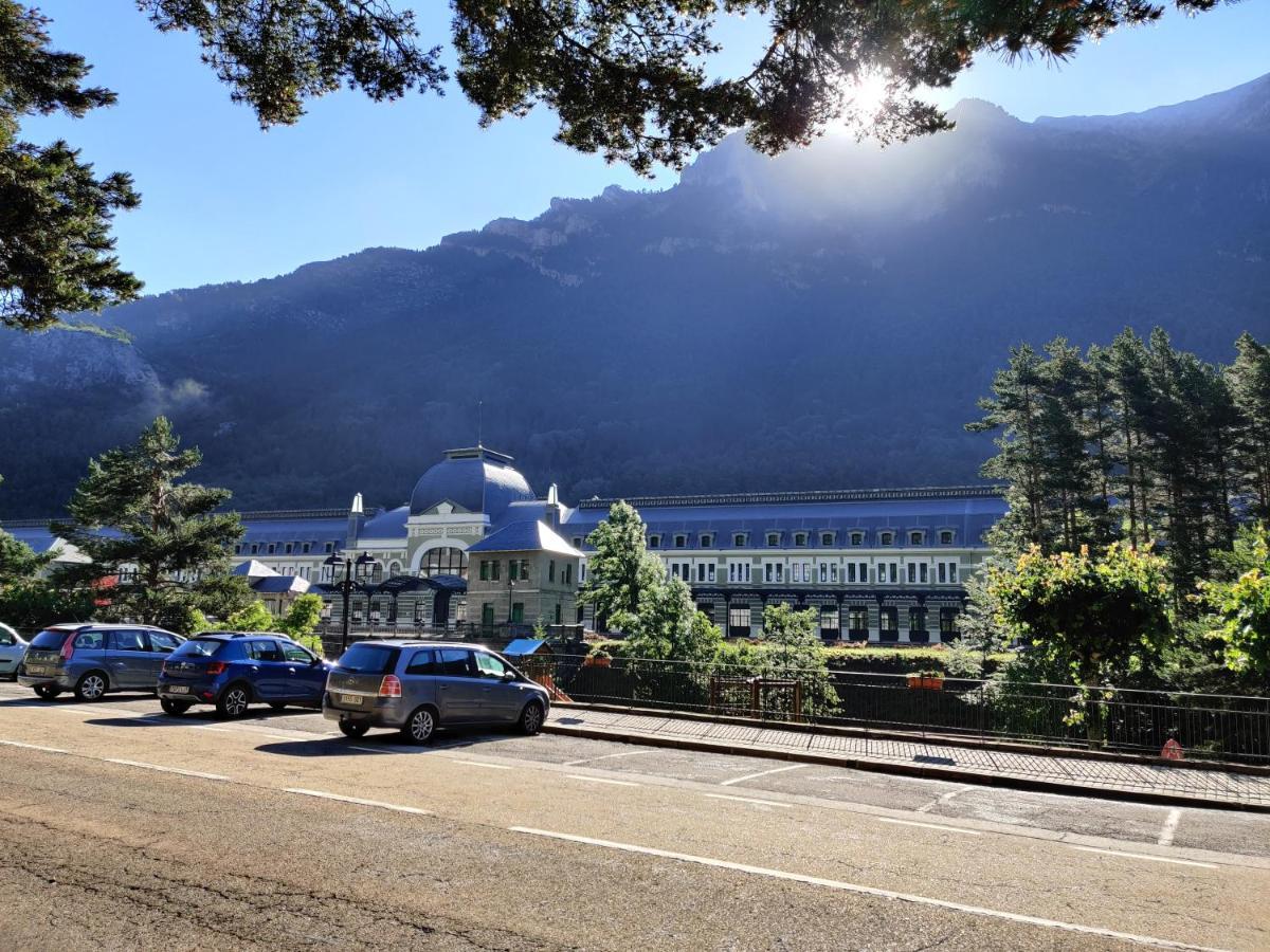 VUT Leo Pixel Canfranc Estación Exterior foto
